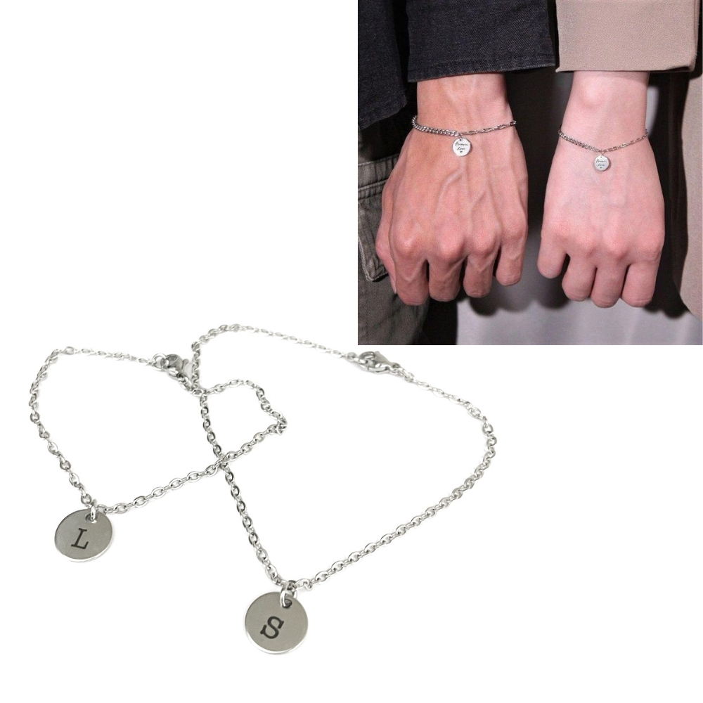 Kit 2 Pulseiras Medalha Personalizada Inicial Data Nome Casal BestFriend Aço Inox Letra AZ Namorados